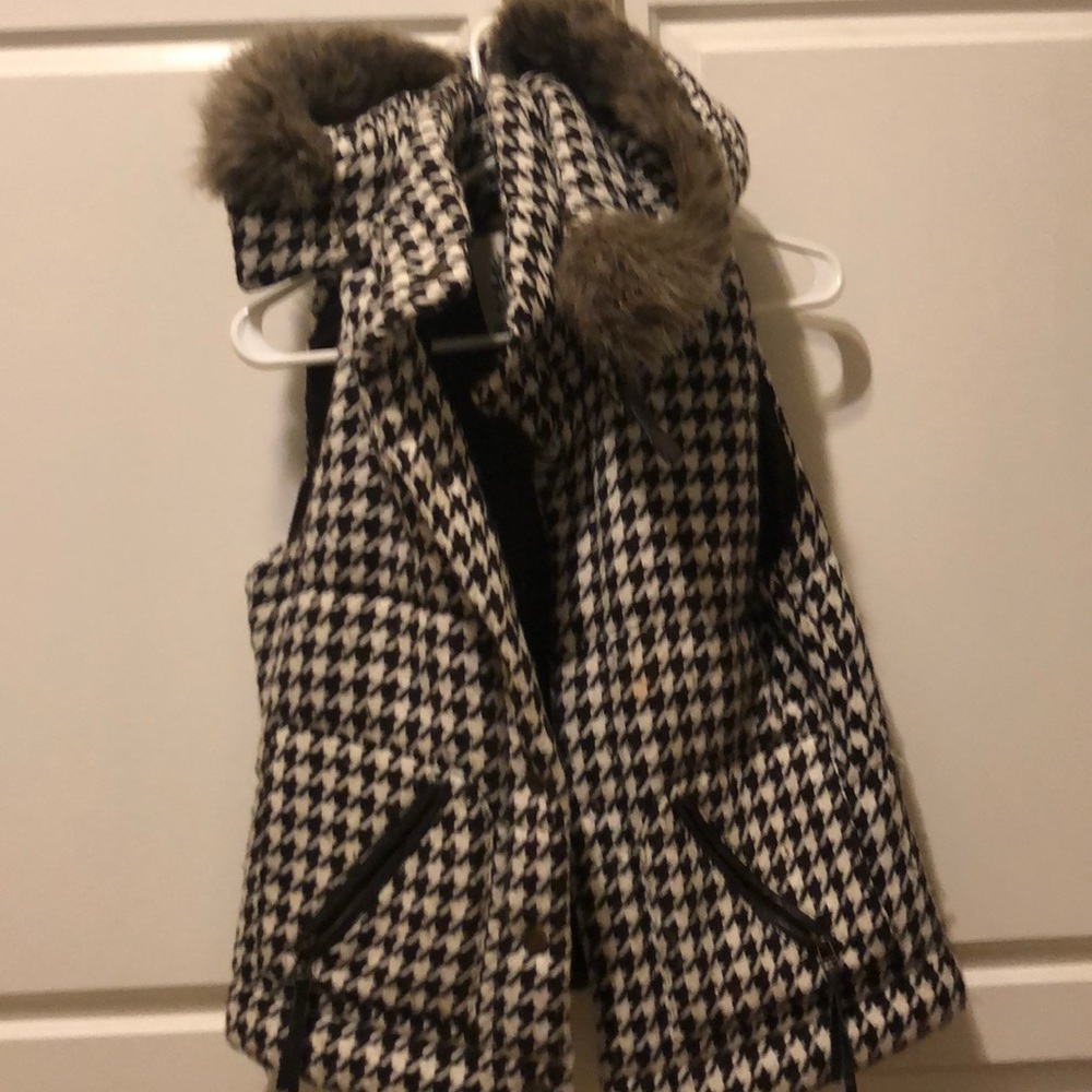 Be Dakota brown & white vest w furr hood